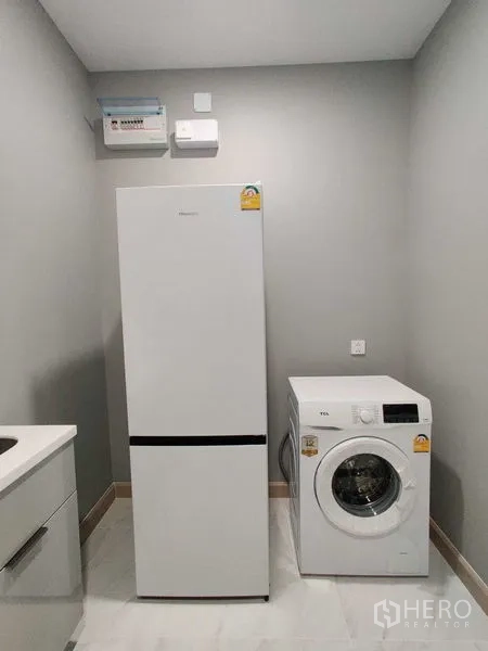 คอนโด ให้เช่าในBang Rak, Bangkok - มุมซักล้างพร้อมตู้เย็นแบบตั้งพื้นและเครื่องซักผ้าฝาหน้า