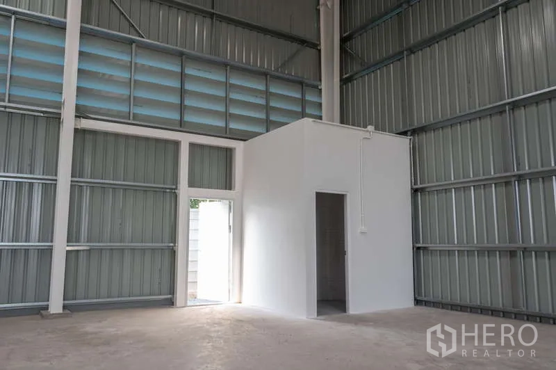 คลังสินค้า ให้เช่าในKhlong Luang, Pathum Thani - ห้องอเนกประสงค์/สำนักงานขนาดเล็กก่ออิฐฉาบปูนสีขาวอยู่มุมโกดัง