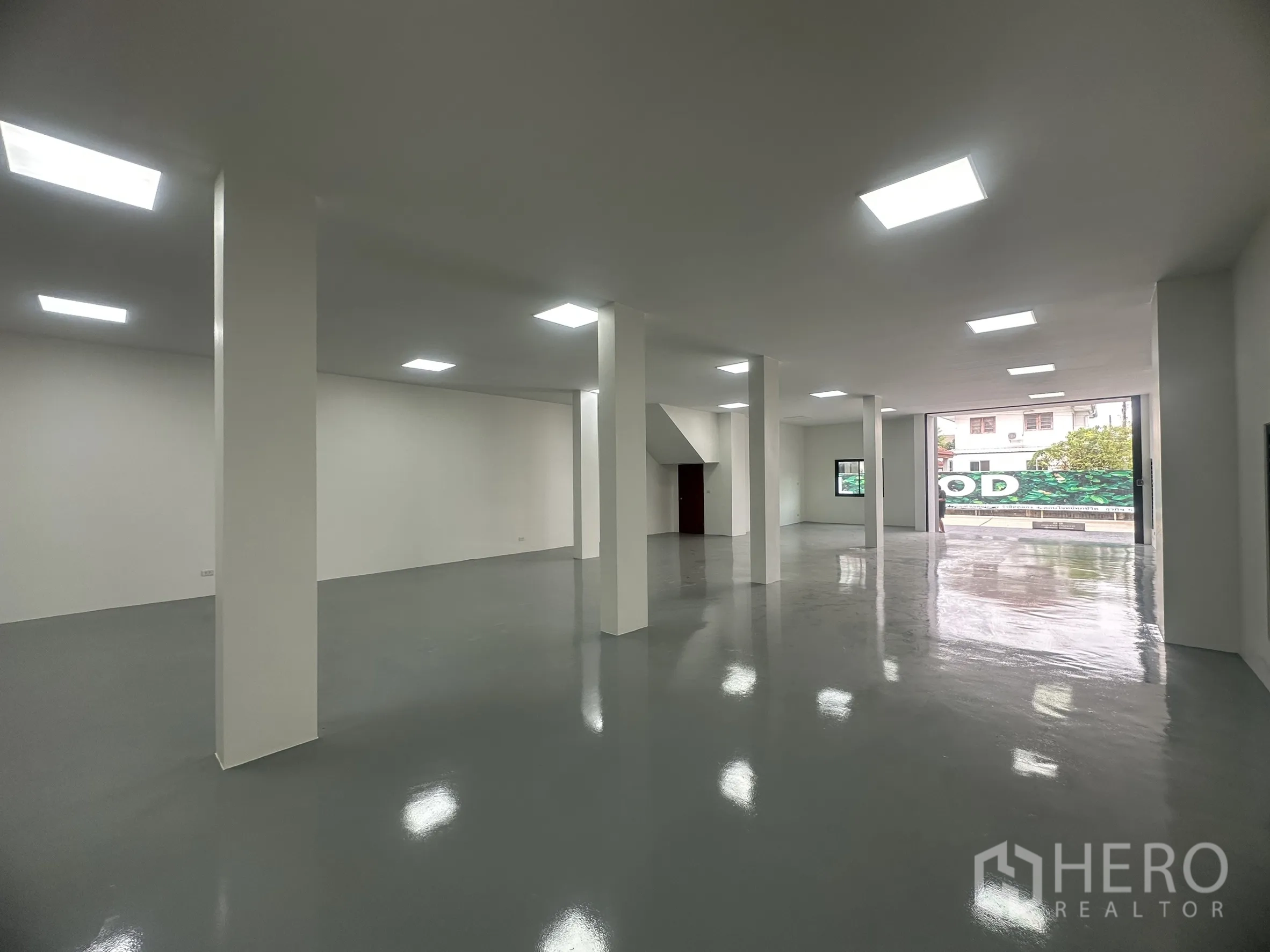 คลังสินค้า ขายในKhlong Luang, Pathum Thani - พื้นที่เก็บของแบบเปิดโล่ง พื้นอีพ็อกซี่มันวาว ประตูม้วนเปิดสู่ลานโหลดสินค้า