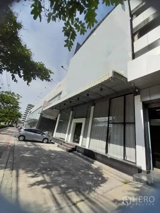 อาคารพาณิชย์ ให้เช่าในHuai Khwang, Bangkok - ด้านหน้าร้านกระจกบานกว้าง มีกันสาดและที่จอดรถริมถนน