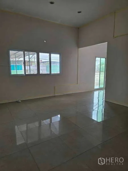 Warehouse for rent in Khlong Sam Wa, Bangkok - Large tiled office space with windows and a high ceiling.