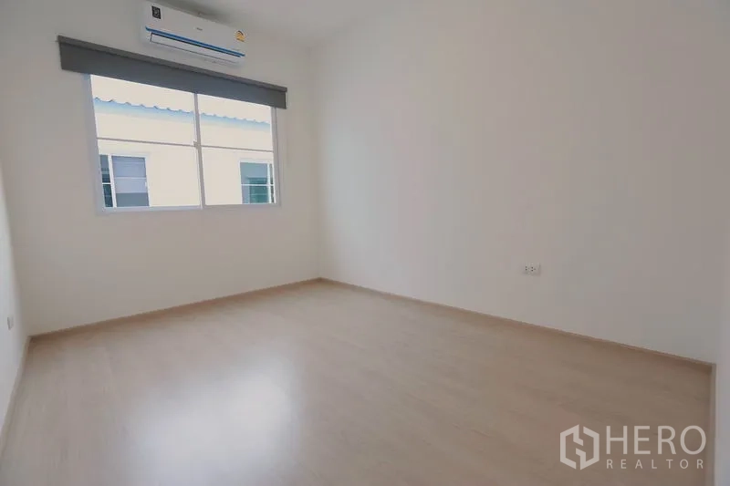 ทาวน์เฮาส์ ให้เช่าในPrawet, Bangkok - ห้องนอนรองโล่ง พื้นไม้โทนอ่อนและหน้าต่างบานใหญ่