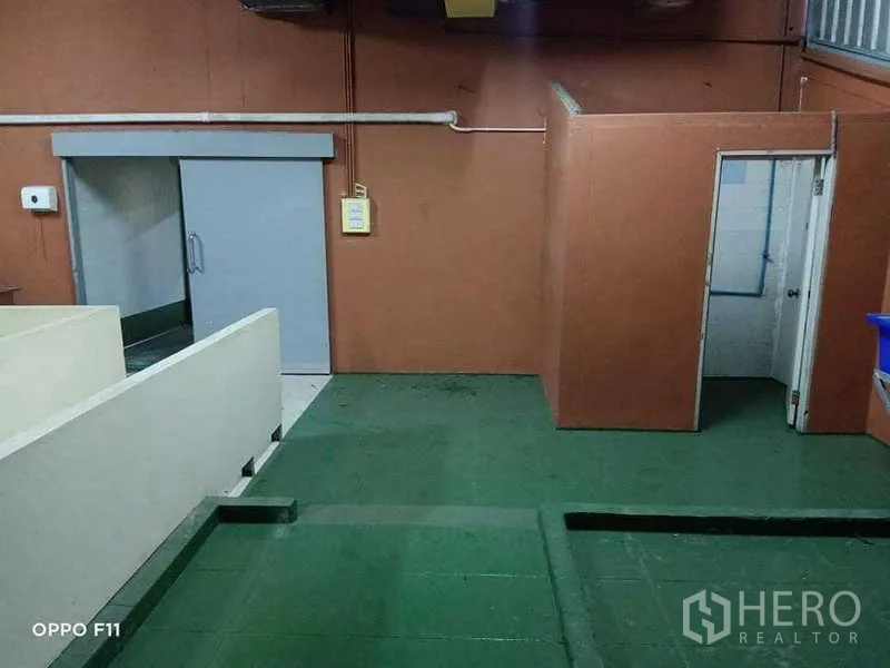 คลังสินค้า ให้เช่าหรือขายในMueang Samut Sakhon, Samut Sakhon - โซนผลิต พื้นอีพ็อกซี่สีเขียว ผนังฉนวน และประตูห้องเย็นบานเลื่อน