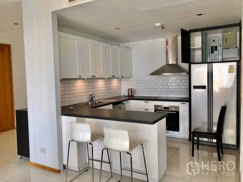 คอนโด ขายในKhlong Toei, Bangkok - ครัวยูเชปสไตล์โมเดิร์น ตู้สีขาว ผนังกระเบื้องซับเวย์ และเคาน์เตอร์บาร์