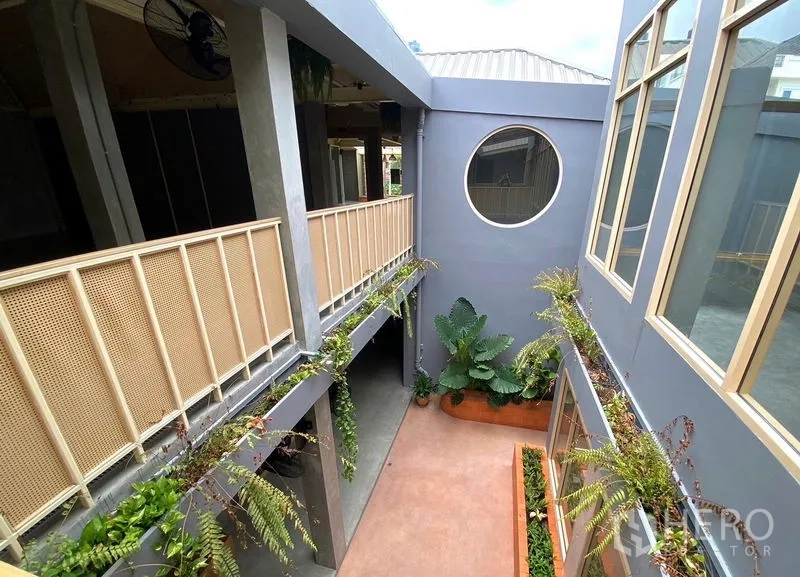 พื้นที่ขายปลีก ให้เช่าในWatthana, Bangkok - โถงคอร์ตยาร์ดโล่ง โปรยด้วยต้นไม้ ราวกันตก และหน้าต่างทรงกลมเชื่อมพื้นที่