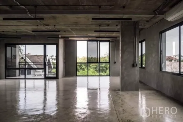 店屋 出租或出售在Lak Si, Bangkok - 开放式楼层，抛光水泥地，大窗与外露天花，眺望绿景。