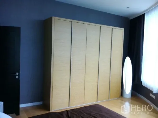 คอนโด ให้เช่าในWatthana, Bangkok - ห้องนอนพร้อมตู้เสื้อผ้าบิวท์อินผนังตกแต่ง พื้นไม้ และผ้าม่าน