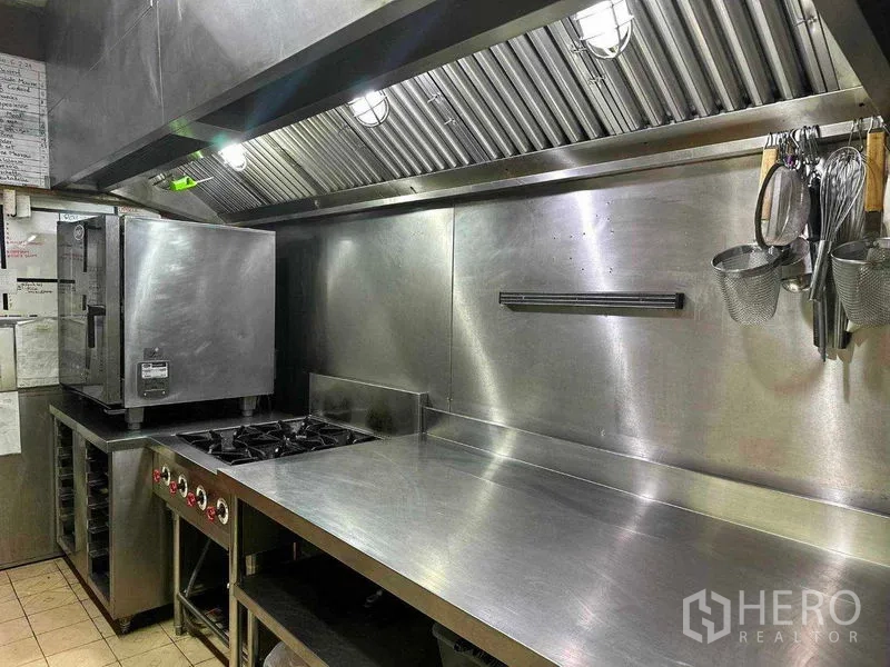 พื้นที่ขายปลีก ให้เช่าในWatthana, Bangkok - ไลน์ครัวพร้อมเตาอบ เตา 4 หัว และฮูดดูดควัน