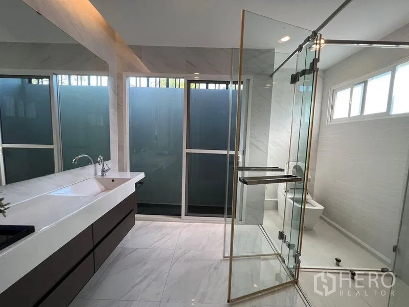 บ้าน ขาย - ห้องน้ำสมัยใหม่ เคาน์เตอร์อ่างล้างหน้าใหญ่ และตู้กระจกอาบน้ำ
