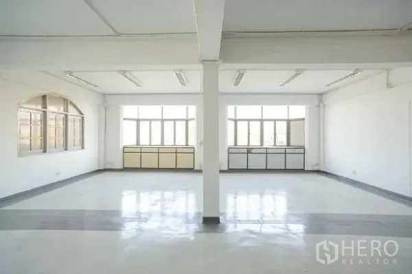 店屋 出租在Wang Thonglang, Bangkok - 采光良好的楼层，带大窗、中心立柱和内置柜体。