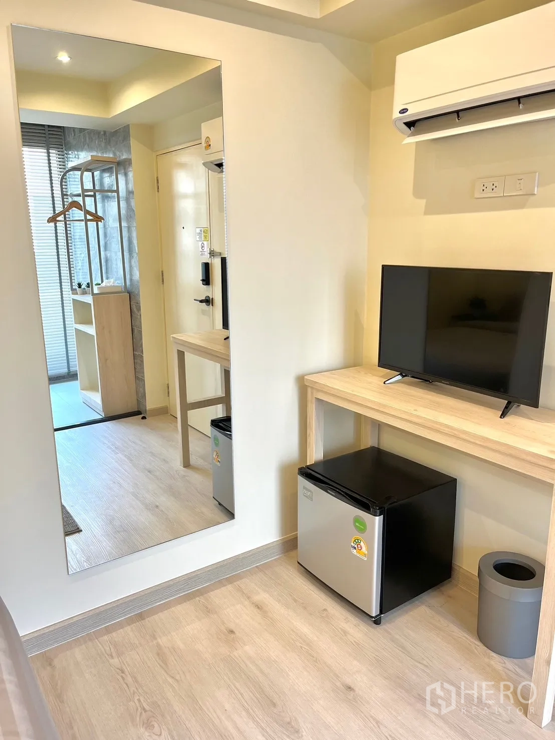 อาคารพาณิชย์ ให้เช่าในWatthana, Bangkok - กระจกเต็มตัวกับโต๊ะไม้สีอ่อนและตู้เย็นในห้องสว่าง