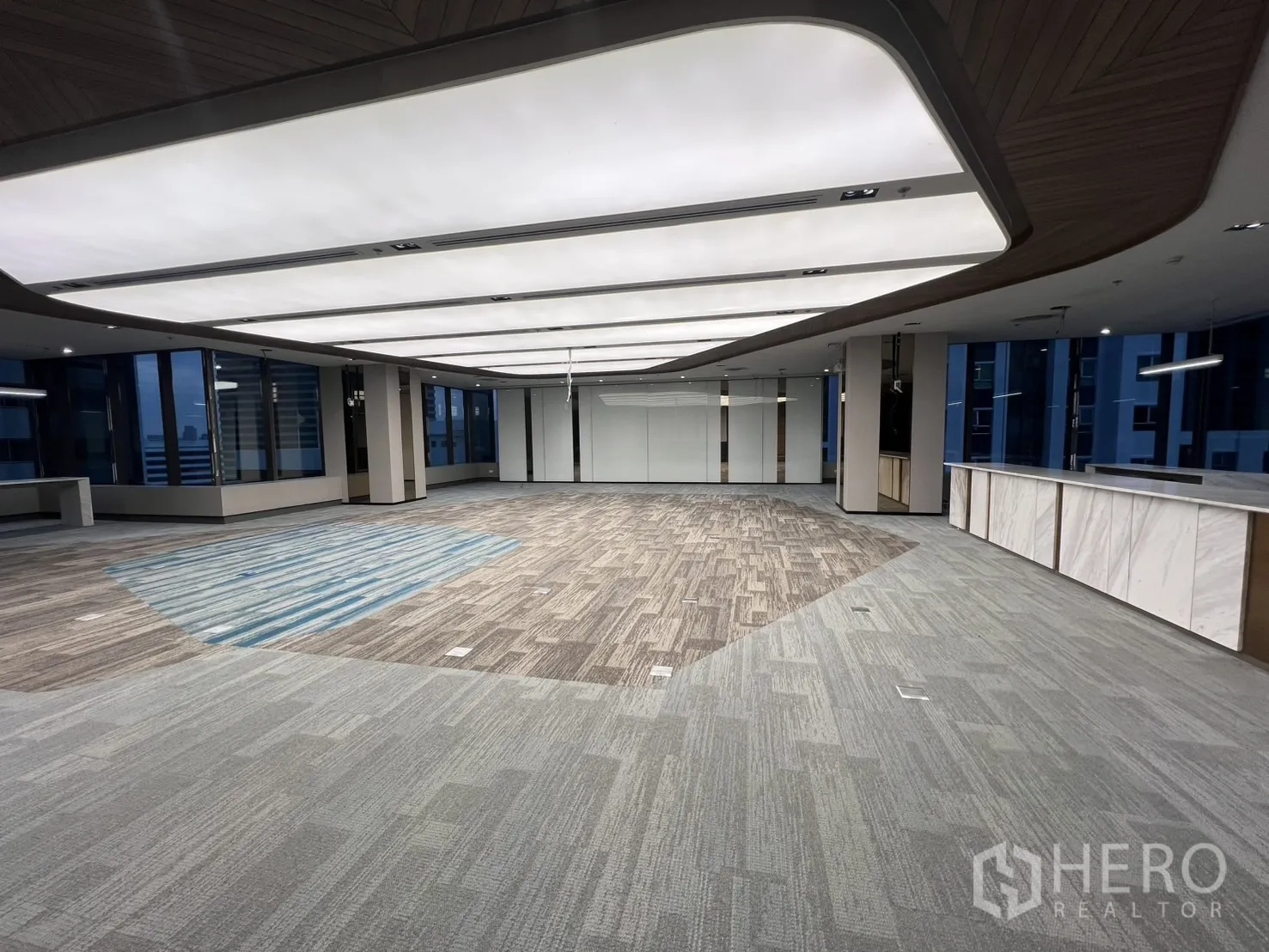 办公空间 出租在Huai Khwang, Bangkok - 宽大的开放式办公区，造型天花灯、地毯砖与环窗。