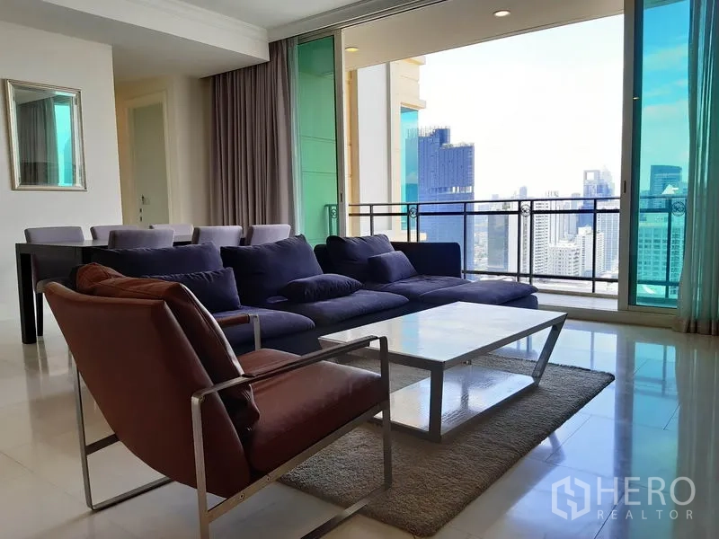 คอนโด ให้เช่าในWatthana, Bangkok - ห้องนั่งเล่นสว่างไสว โต๊ะกลาง และระเบียงมองเห็นวิวสกายไลน์กรุงเทพฯ