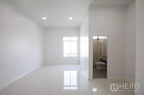 สำนักงานที่บ้าน ขายในHuai Khwang, Bangkok - ห้องทำงานโทนขาว พื้นกระเบื้องเงา มีหน้าต่างและห้องน้ำในตัว