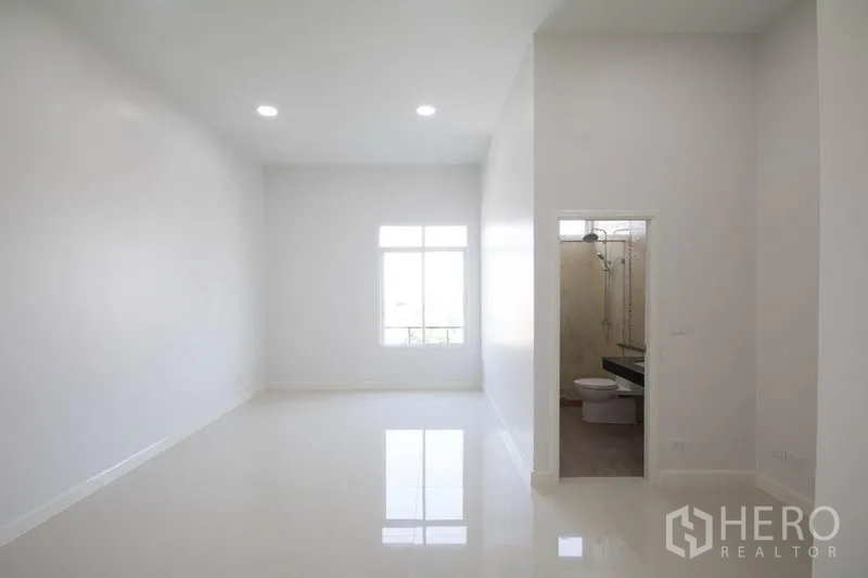 สำนักงานที่บ้าน ขายในHuai Khwang, Bangkok - ห้องทำงานโทนขาว พื้นกระเบื้องเงา มีหน้าต่างและห้องน้ำในตัว