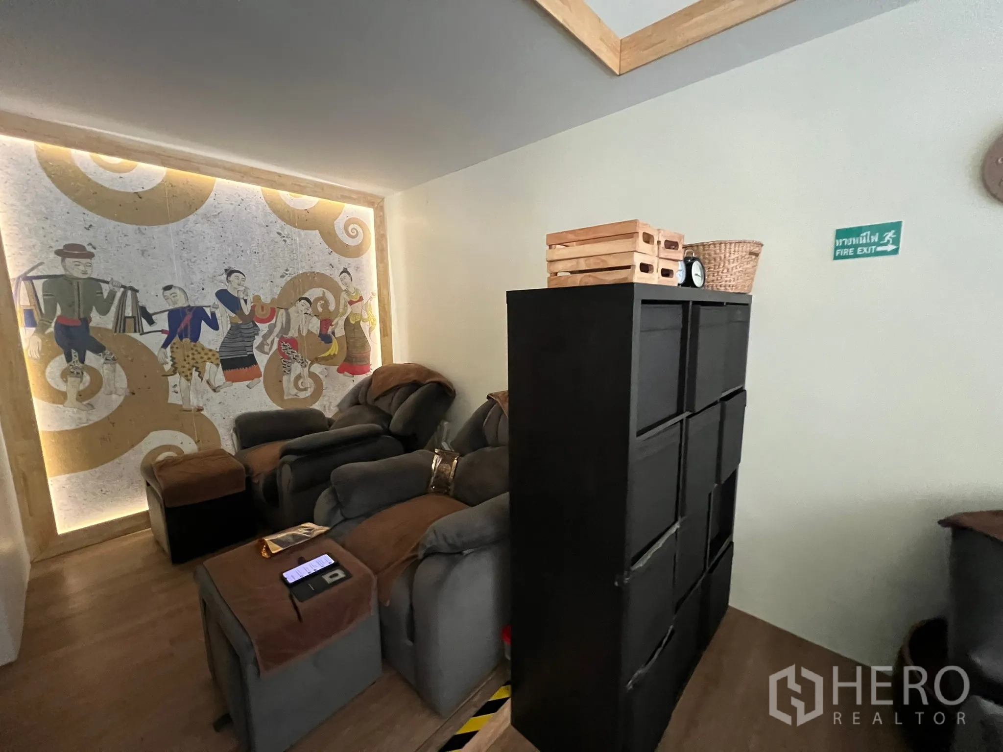 พื้นที่ขายปลีก ให้เช่าในKhlong Toei, Bangkok - โซนพักผ่อน เก้าอี้เอน ตู้เก็บของ และผนังไฟแบ็กไลต์.