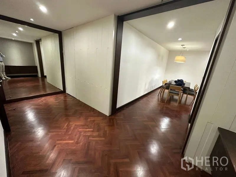 คอนโด ให้เช่าในWatthana, Bangkok - โถงทางเข้าพร้อมกระจกบานใหญ่และผนังกั้นลายแผง เชื่อมสู่โซนทานอาหาร