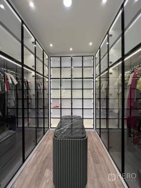 Detached House for rent - Walk-in closet with glass wardrobes, LED lighting and a center island.