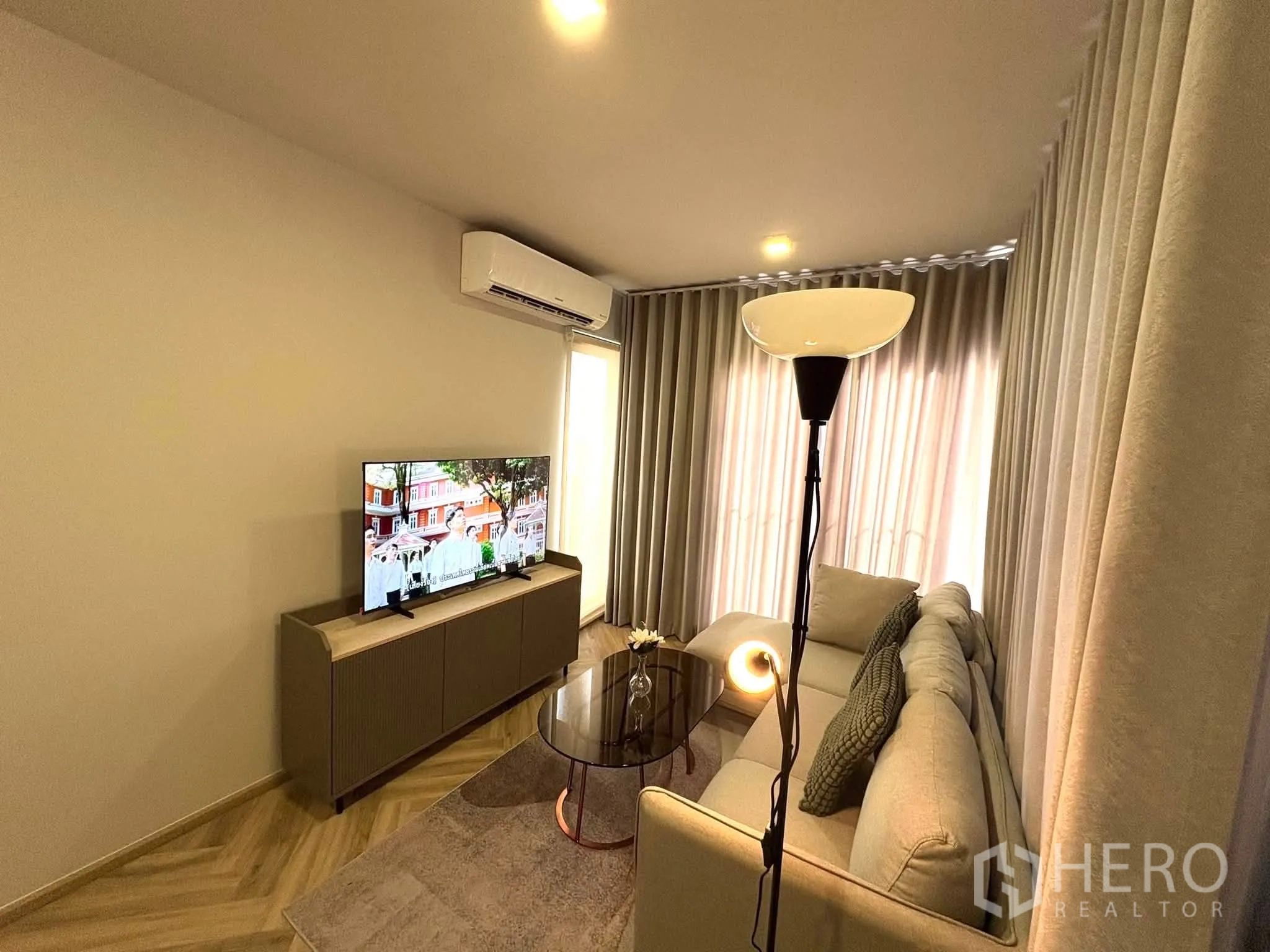 คอนโด for rent in Watthana, Bangkok - ห้องนั่งเล่นพร้อมตู้วางทีวี โซฟา และผ้าม่านกรองแสง