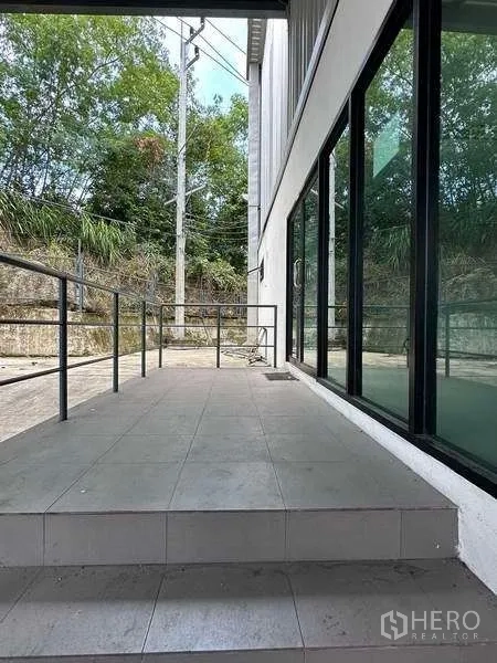 คลังสินค้า ให้เช่าในSi Racha, Chon Buri - ทางเข้าออฟฟิศกระจกริมอาคาร พร้อมราวกันตก