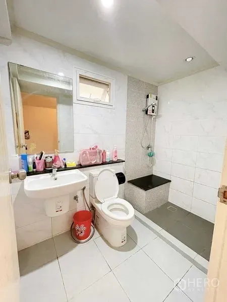 บ้าน ขายในBang Phli, Samut Prakan - ห้องน้ำกระเบื้องสีขาว มีอ่างล้างหน้า กระจก โถสุขภัณฑ์ และโซนอาบน้ำแบบวอล์กอินพร้อมเครื่องทำน้ำอุ่น