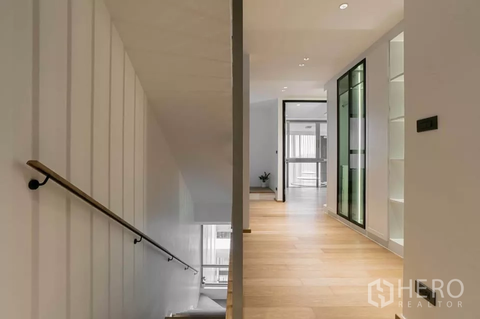 ทาวน์เฮาส์ ขายในChatuchak, Bangkok - โถงทางเดินสว่างพื้นไม้ พร้อมบันไดขึ้นชั้นบน