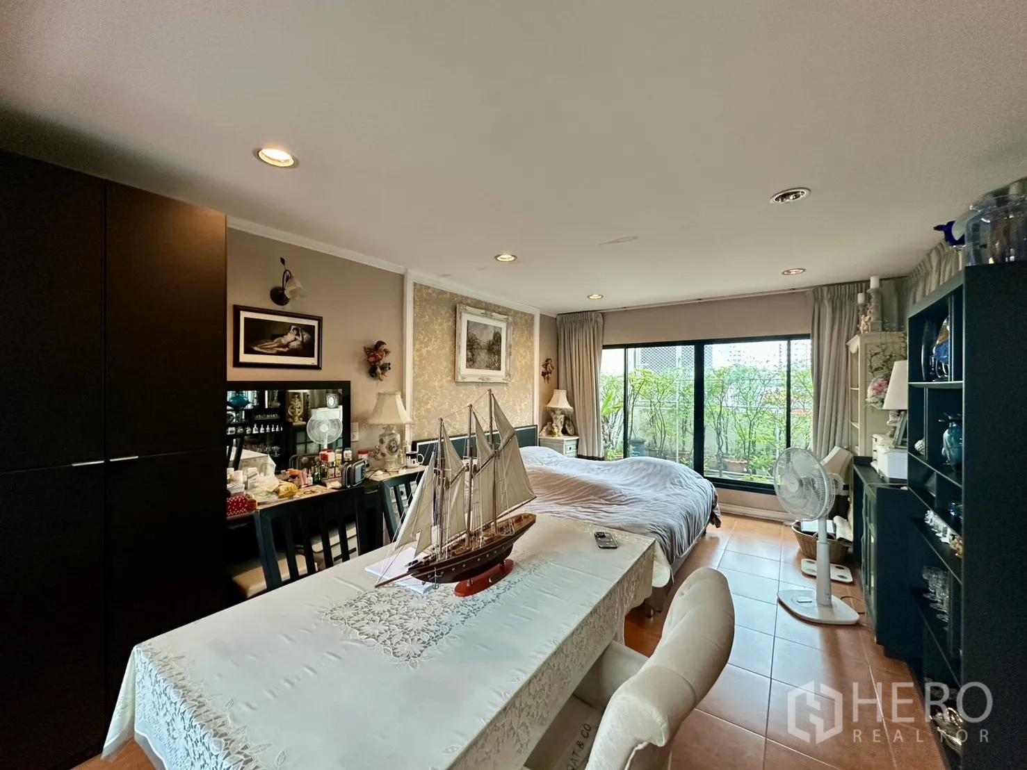 Shophouse for sale in Watthana, Bangkok - Combined bedroom and dining or workspace with wardrobes and long table.