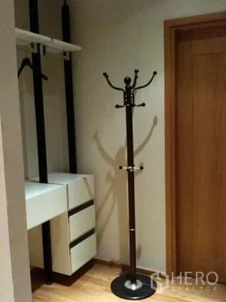 公寓 出租或出售在Khlong Toei, Bangkok - 步入式衣帽间，开放吊杆、抽屉和立式衣架。