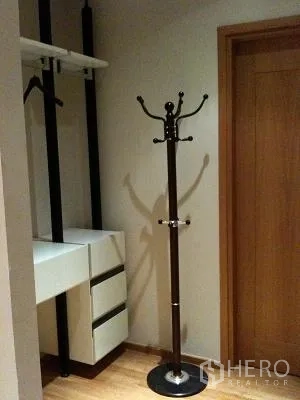 公寓 出租或出售在Khlong Toei, Bangkok - 步入式衣帽间，开放吊杆、抽屉和立式衣架。