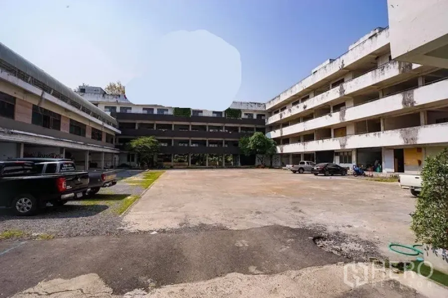 零售空间 出租在Watthana, Bangkok - 低层商业楼群与中央开放式庭院，地面停车位充足。