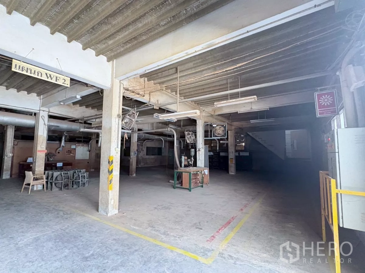 工厂 出租或出售在Bang Khun Thian, Bangkok - 开放式工作区，立柱、顶灯与楼梯通道。