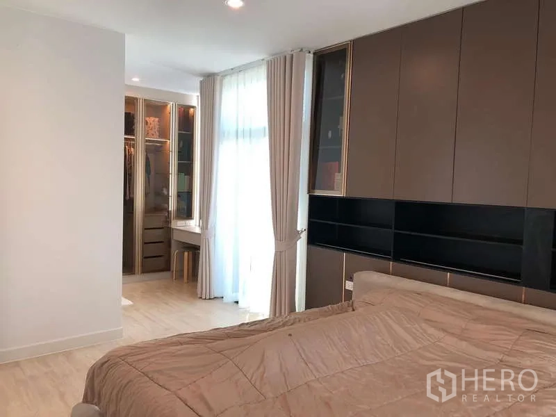 บ้าน ขายในBang Sao Thong, Samut Prakan - ห้องนอนใหญ่เชื่อมไปยังวอล์กอินคลอเซ็ตและมุมโต๊ะเครื่องแป้งรับแสงธรรมชาติ