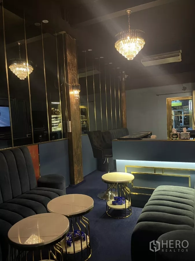 店屋 出租在Watthana, Bangkok - 吧台休闲区，绗缝沙发、高脚椅与发光吧台设计。