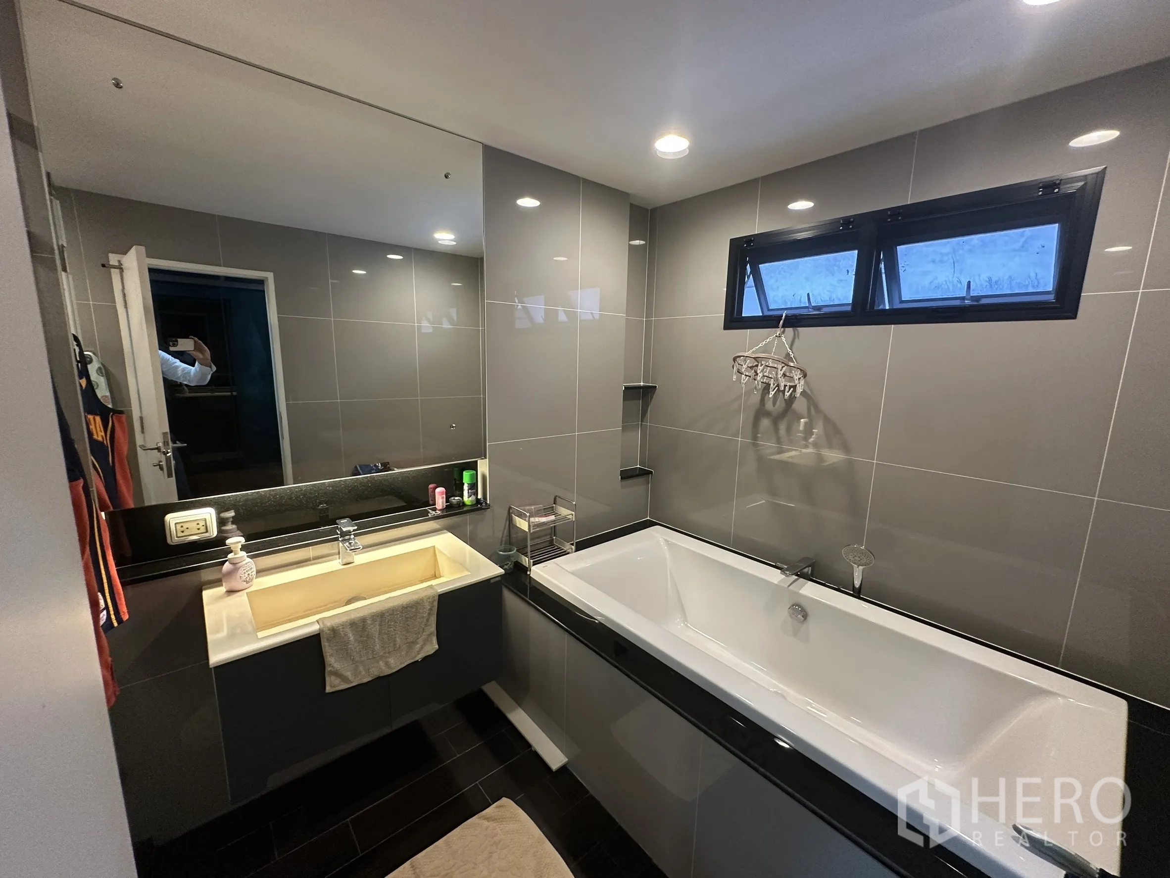 บ้าน ให้เช่าในLam Luk Ka, Pathum Thani - ห้องน้ำโทนเทามีอ่างอาบน้ำบิลท์อินและกระจกบานใหญ่