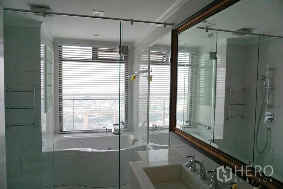 คอนโด ให้เช่าในBang Kho Laem, Bangkok - ห้องน้ำหรูพร้อมฉากกั้นกระจก อ่างอาบน้ำริมหน้าต่าง และกระจกบานใหญ่