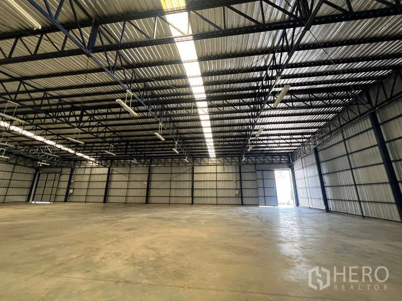 Warehouse for rent in Lat Krabang, Bangkok - Open warehouse hall featuring clear-span roof, strip skylight and large sliding door.
