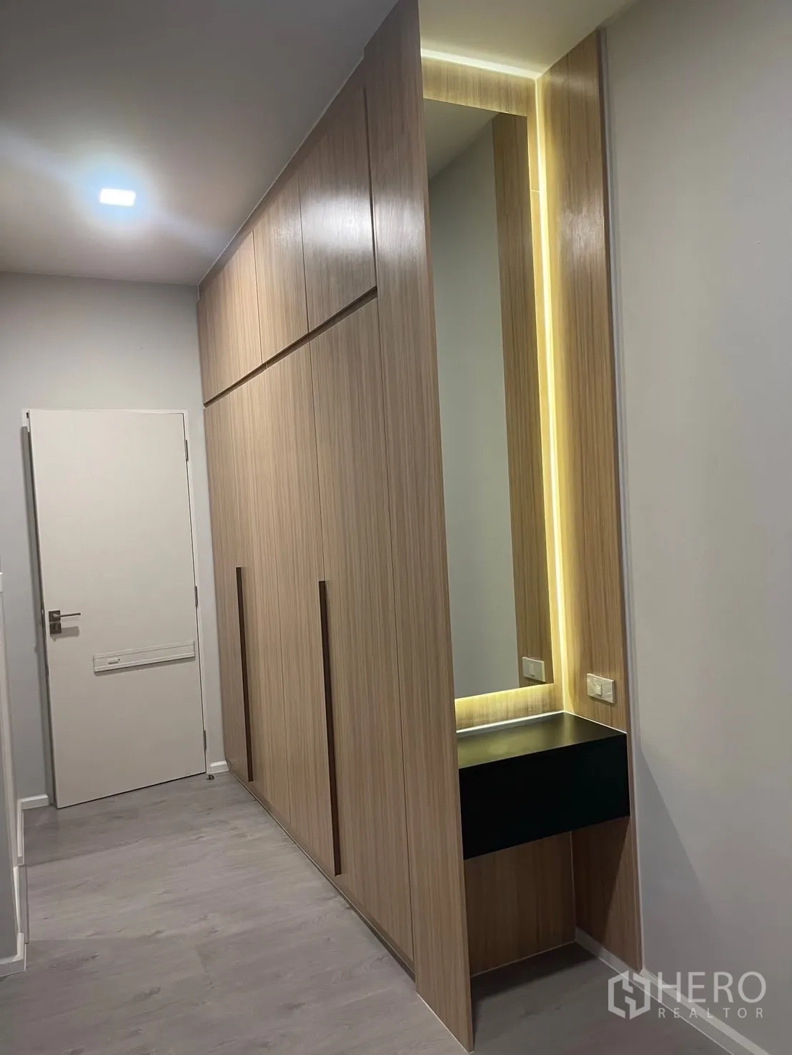 Detached House for rent in Prawet, Bangkok - Hallway wardrobe with integrated lighted dressing table.