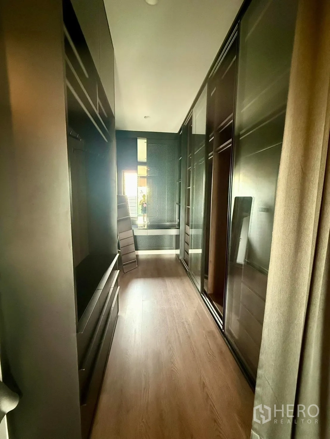 Detached House for rent in Bang Kapi, Bangkok - Corridor dressing area with built-in wardrobes and wood flooring.