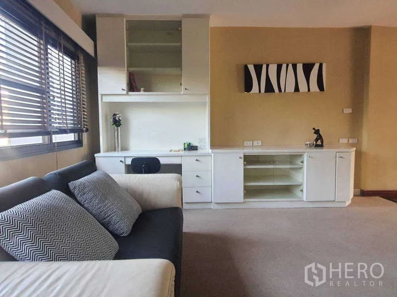 ทาวน์เฮาส์ ให้เช่าในKhlong Toei, Bangkok - ห้องครอบครัวพร้อมโซฟาและตู้บิลท์อินสีขาวพร้อมโต๊ะทำงาน