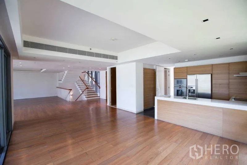 คอนโด ให้เช่าในYan Nawa, Bangkok - ครัวสมัยใหม่แบบไอส์แลนด์ ตู้บิลท์อินและเครื่องใช้ครบ