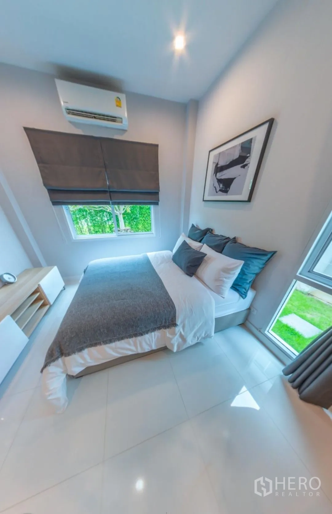 独栋房屋 for rent in Lam Luk Ka, Pathum Thani - 舒适卧室，双人床、空调与转角窗，可眺望绿意。
