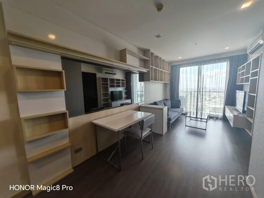 คอนโด for rent in Watthana, Bangkok - พื้นที่นั่งเล่นมีโซฟา ชั้นวางทีวี โต๊ะทานอาหาร และประตูระเบียงชมวิวสกายไลน์