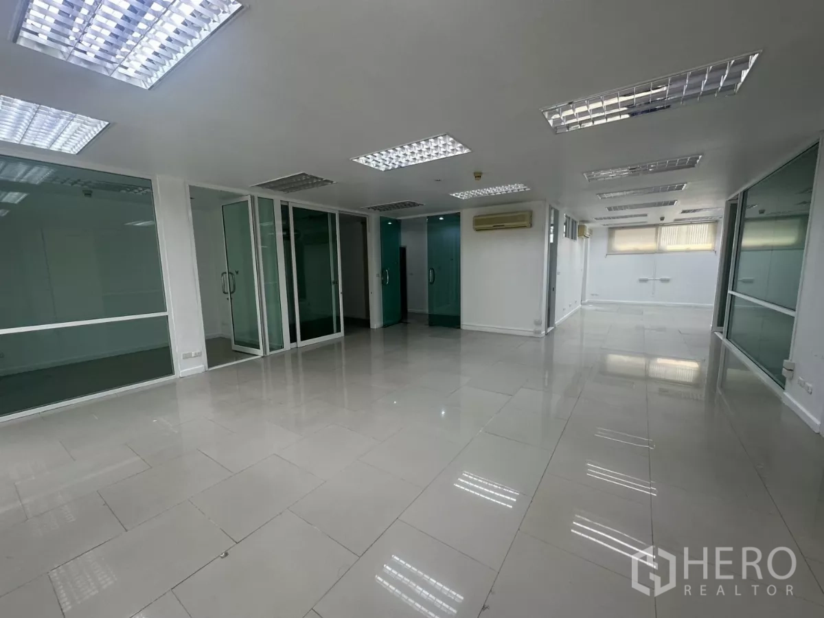 办公空间 出租在Huai Khwang, Bangkok - 开放式办公区，配多间玻璃房与明亮的日光灯。