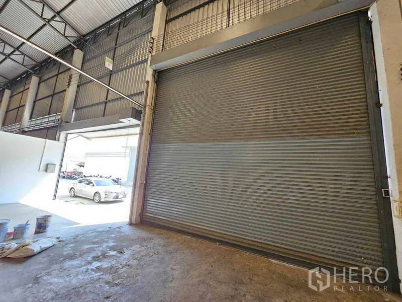 Warehouse for rent in Bang Bua Thong, Nonthaburi - Close-up of tall roller shutter door opening to the yard, suitable for truck and trailer entry.