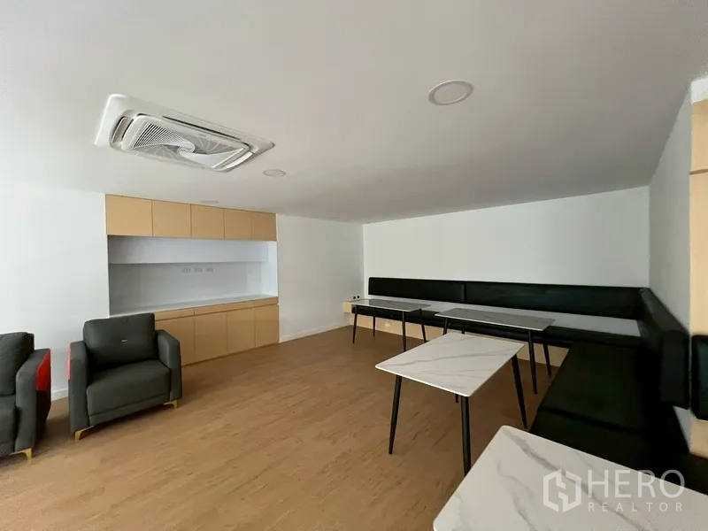 零售空间 出租在Watthana, Bangkok - 夹层设储物柜、中央空调与长条卡座