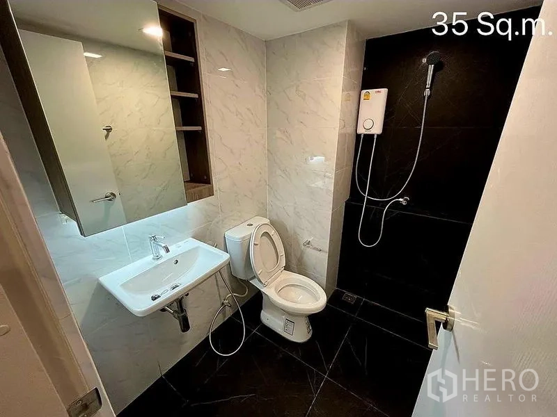 零售空间 出售在Khlong Toei, Bangkok - 浴室展示带热水器的淋浴、坐便和洗手盆。