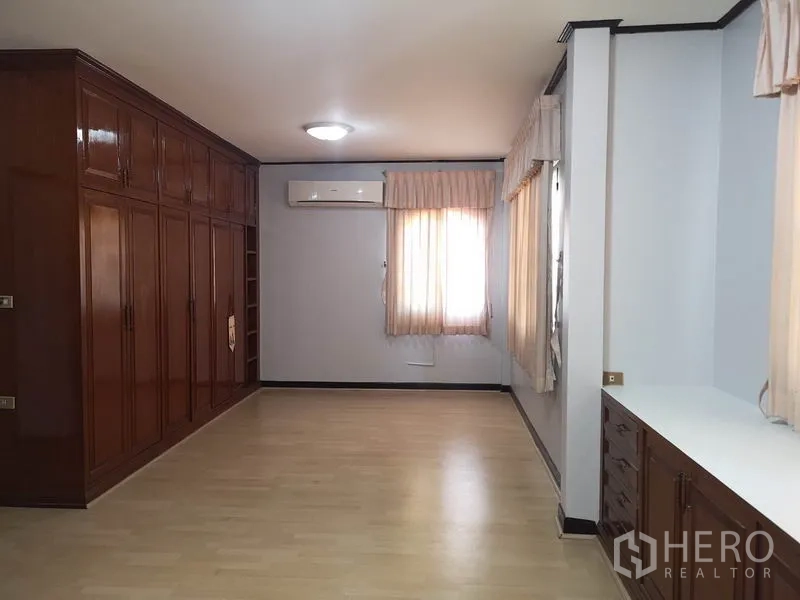 独立式住宅 出售 - 宽敞卧室，整面墙木质衣柜、空调与木地板。