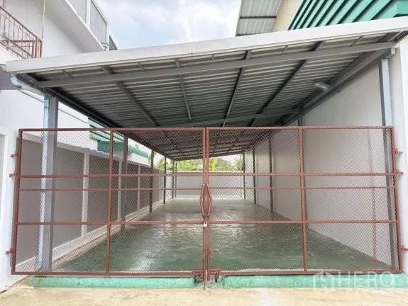 โรงงาน ขายในThanyaburi, Pathum Thani - พื้นที่ลานขนถ่ายสินค้าแบบมีหลังคาและประตูรั้วเหล็ก ปลอดภัยสำหรับจอดหรือเก็บสินค้า