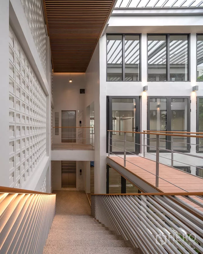 带办公室的家 出租或出售在Phra Khanong, Bangkok - 采光天井，连桥、楼梯与私人电梯