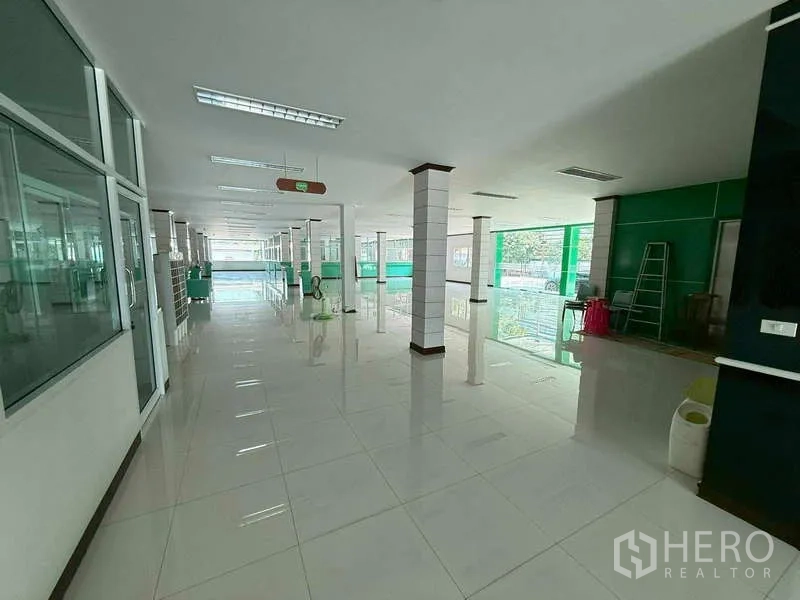 货栈 出租在Mueang Samut Prakan, Samut Prakan - 开放式办公层，玻璃隔间与立柱，采光充足。